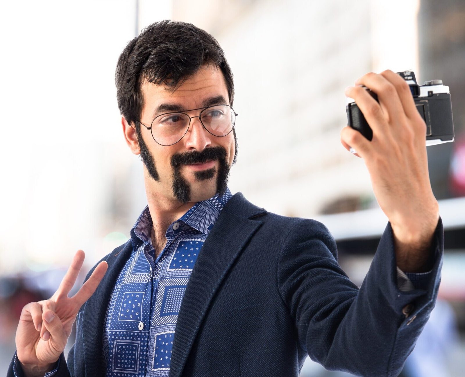 vintage young man making selfie scaled e1727719763321